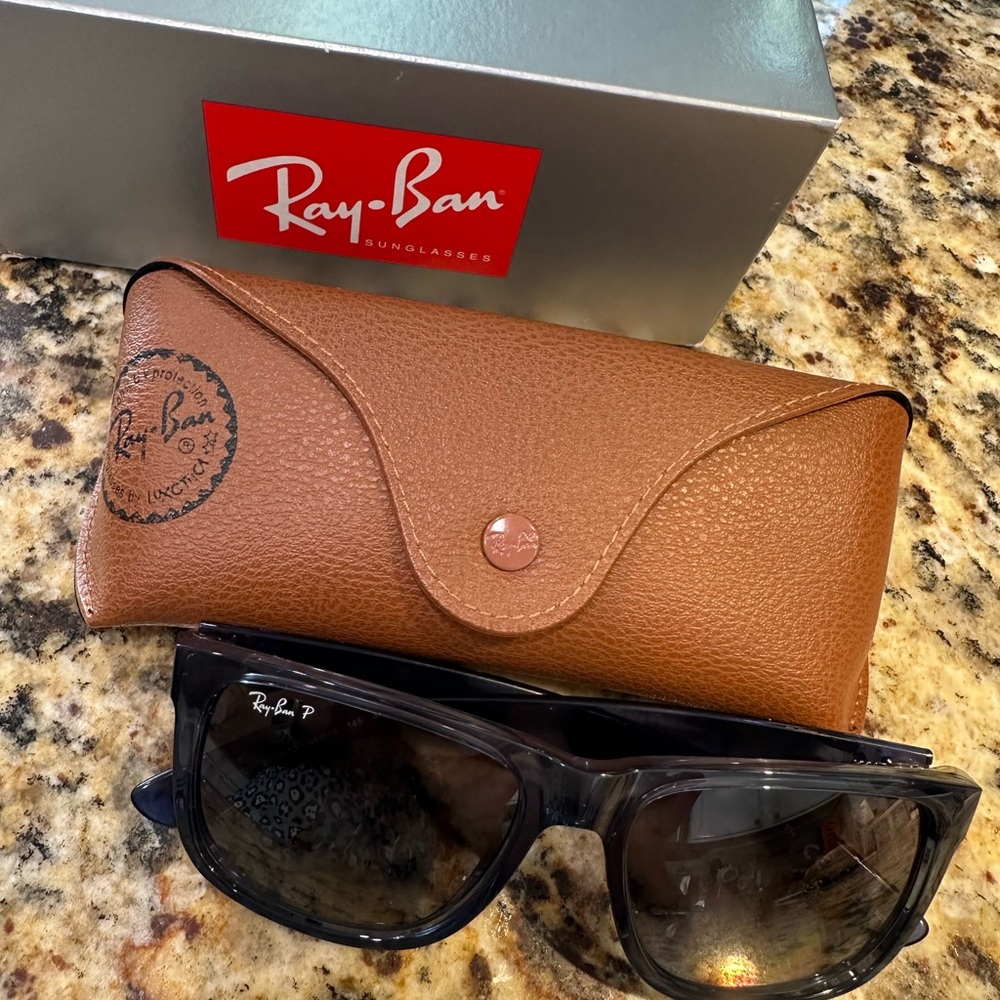 Ray-Ban Justin unisex sunglasses. Color transparent blue. Like new condition